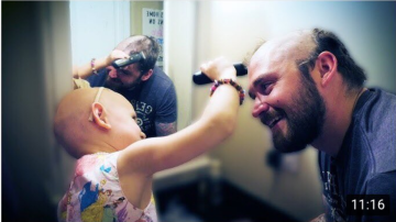 Un padre deja que su hija le afeite la cabeza para solidarizarse con su alopecia.