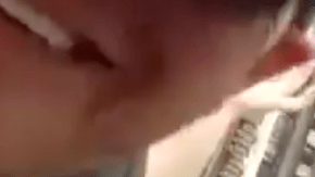 Un niño de 10 años reacciona así a subirse  una montaña rusa.