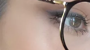 No siempre es fácil resaltar unos ojos detrás de unas lentes.