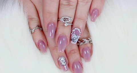 Una manicura de uñas diferente.