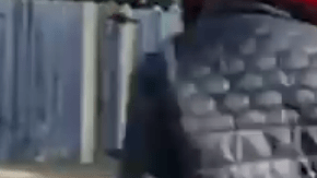 Este niño disfruta mostrando su gran talento con el balón.