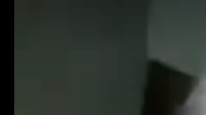 Esta adorable anciana no se maneja con su nuevo celular.