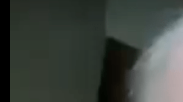 Esta adorable anciana no se maneja con su nuevo celular.