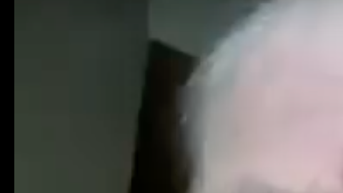 Esta adorable anciana no se maneja con su nuevo celular.