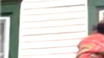 Un perro, rescatado del edificio por un bombero, demuestra su agradecimiento sin restricciones.