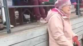 A esta abuela tan bailarina no le importa que la miren o que la estén grabando.