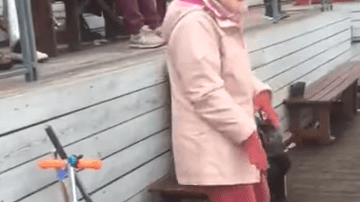 A esta abuela tan bailarina no le importa que la miren o que la estén grabando.