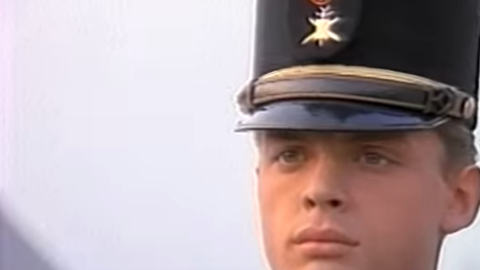 La idea de grabar el tema en las instalaciones militares fue del propio Luis Miguel.