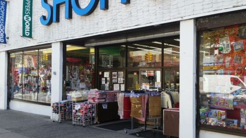 Dos mujeres fueron atacadas por un mendigo a la salida de este comercio de Brooklyn