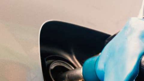 Las empresas automotrices han realizado ajustes a sus autos para que la gente gaste menos en combustible.