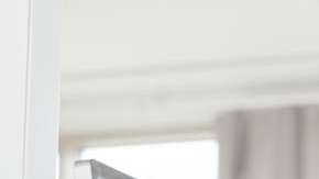 Mala postura y audífonos todo el día, malos hábitos laborales.