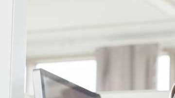 Mala postura y audífonos todo el día, malos hábitos laborales.