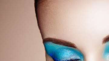 Las sombras resaltan los ojos.