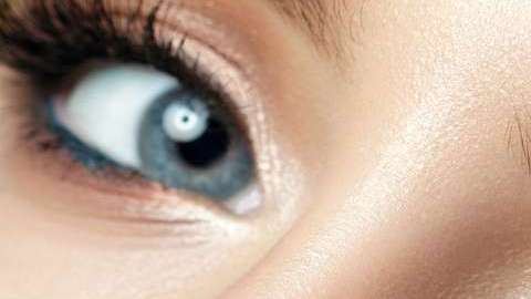 Los delineadores de colores están a la orden del día.