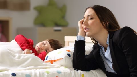 El 60% de las madres trabajadoras dicen que equilibrar trabajo y hogar es complicado. El 52% de los padres opina igual./Shutterstock