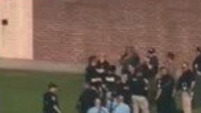 Los equipos de la policía están registrando la escuela en búsqueda de explosivos.