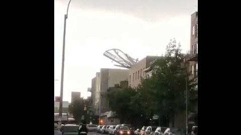 El momento de la caída de una estructura en Brooklyn