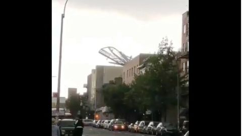 El momento de la caída de una estructura en Brooklyn