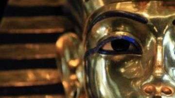 La máscara de Tutankamón tiene 3,000 años de antigüedad.