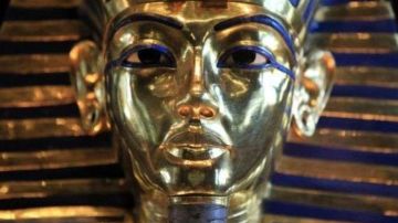 La máscara de Tutankamón tiene 3,000 años de antigüedad.