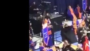 Sólo los estudiantes de raza negra fueron apurados a dejar el escenario.