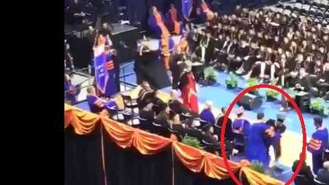 Sólo los estudiantes de raza negra fueron apurados a dejar el escenario.