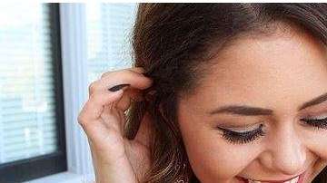 La joven provocó la ira de usuarios de Twitter por su vestido.