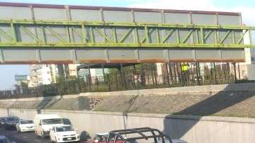 Los delincuentes arrojaron el cadáver una vía rápida.