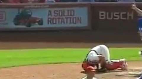 Yadier Molina recibió un bolazo en los genitales.