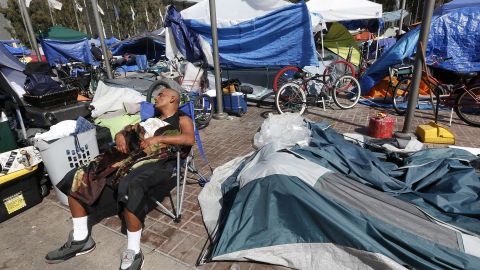 Un campamento de indigentes en Santa Ana. (Aurelia Ventura/La Opinion)