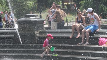 Con temperatures más de lo normal, los nuyorquinos toman sol y tratan de mantenerse hidratados.