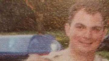 El oficial de policía que ayudó a parir a la madre de este chico, acude su graduación.