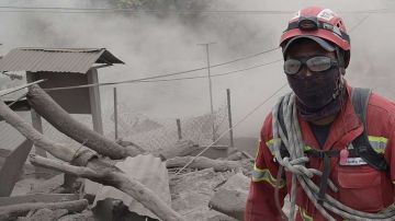 Los rescatistas están buscando víctimas cerca del Volcán de Fuego.
