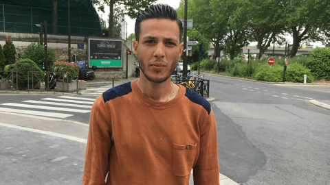 Ayman Latrous también salvó a un niño, pero tres años después de su acto heroico sigue sin tener permiso de residencia.