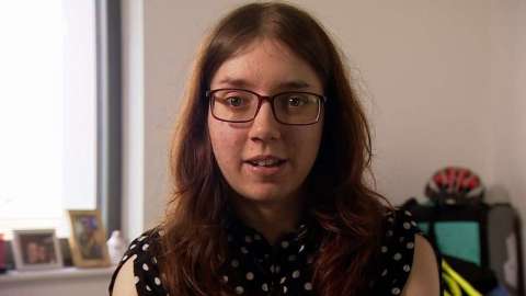 Laura Moulding empezó a oír voces a los tres años.