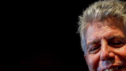 Bourdain durante la grabación de un programa de TV en Lisboa