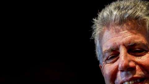 Bourdain durante la grabación de un programa de TV en Lisboa