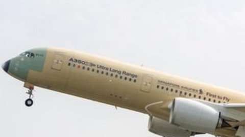 El avión A350-900 ULR de Singapore Airlines en pleno despegue.
