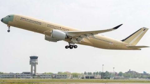El avión A350-900 ULR de Singapore Airlines en pleno despegue.