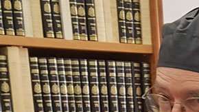 El fraile Justin ayuda a compartir en internet los  manuscritos.