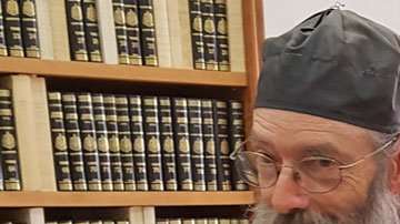 El fraile Justin ayuda a compartir en internet los  manuscritos.