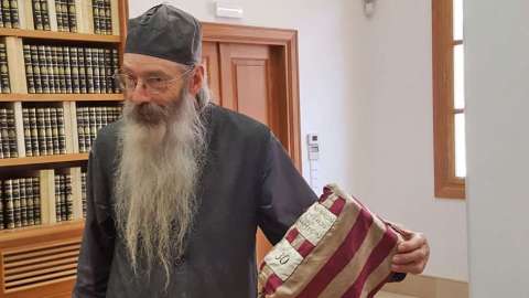 El fraile Justin ayuda a compartir en internet los manuscritos.