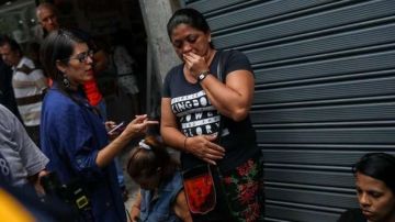 Familiares de las víctimas esperaban noticias a las afueras de la sede de la Policía Científica en Caracas.