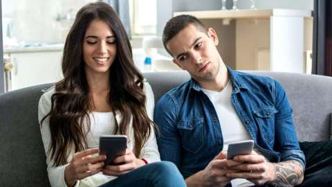 Puedes ocultar que vean el contenido de tu mensaje y también la persona que te lo envía ocultando las notificaciones.