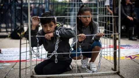 Separar a los niños de sus padres causa protestas en todo el mundo.