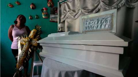 Karina Navarrete asegura que fue la policía quien mató a su bebé.