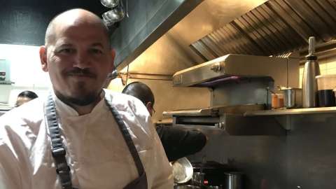 Eduardo García en la cocina de su restaurante Máximo Bistrot.
