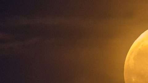 Una super luna se levanta detrás del Monumento a Washington, el 23 de junio de 2013 en Washington.