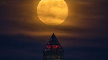 Una super luna se levanta detrás del Monumento a Washington, el 23 de junio de 2013 en Washington.