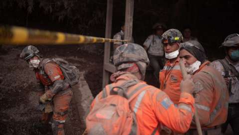 Rescatistas buscan desaparecidos en Guatemala.